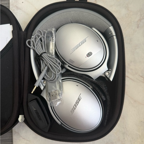 Bose Silver Over-Ear Wireless Headphones with Comfort and Style - Picture 5 of 6